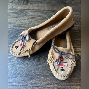 Minnetonka Beaded Moccasins Size 8 Tan Suede Thunderbird Fringe Loafers